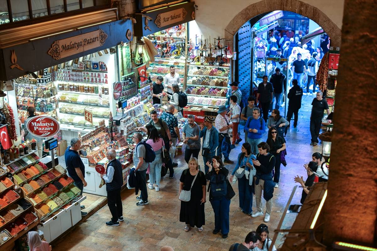 Osmanlı'nın Uzak Doğu'ya açılan kapısı Mısır Çarşısı, asırlara meydan okuyor