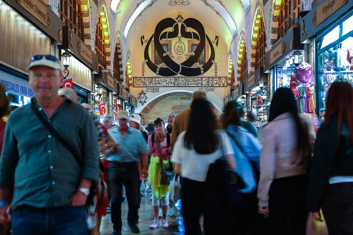 Osmanlı'nın Uzak Doğu'ya açılan kapısı Mısır Çarşısı, asırlara meydan okuyor