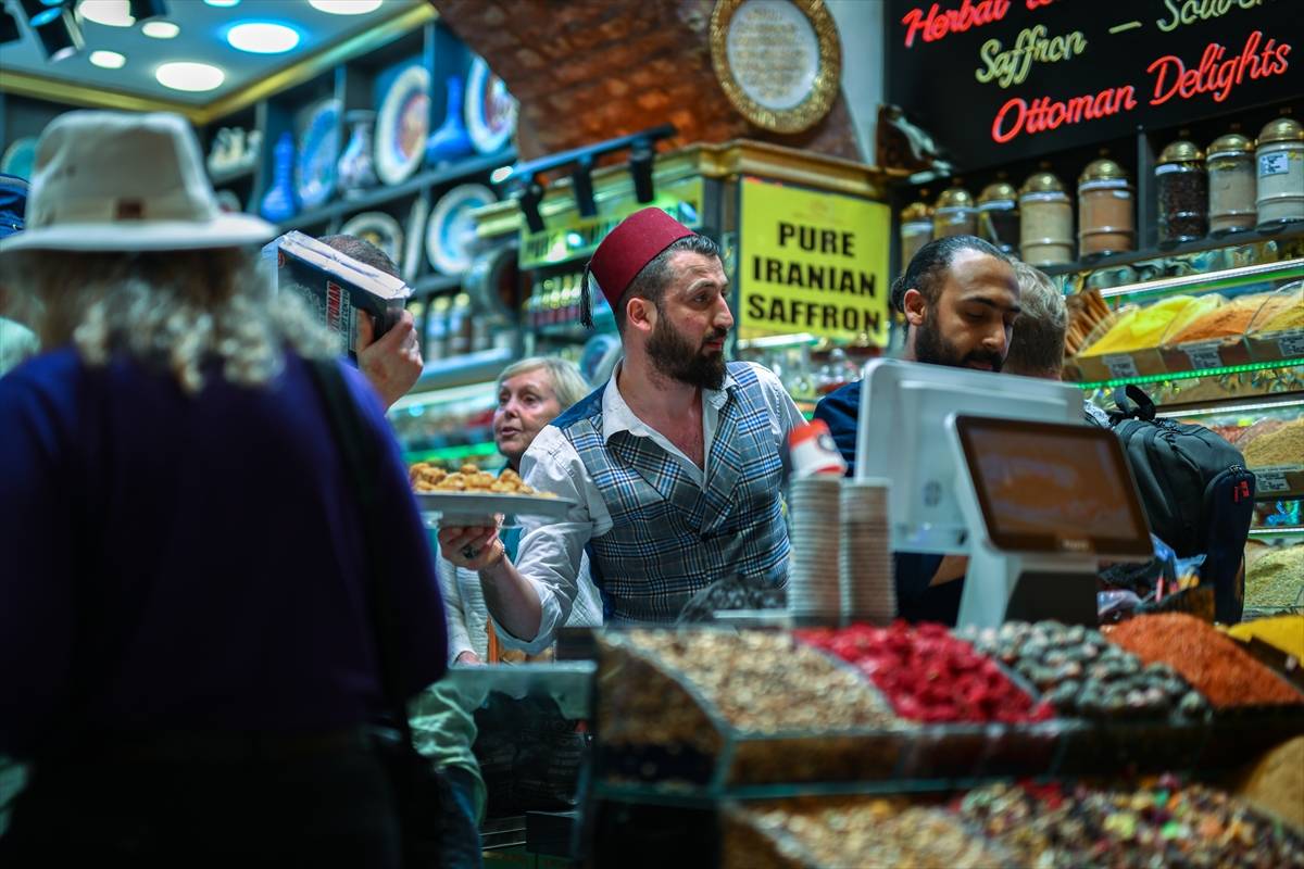 Osmanlı'nın Uzak Doğu'ya açılan kapısı Mısır Çarşısı, asırlara meydan okuyor