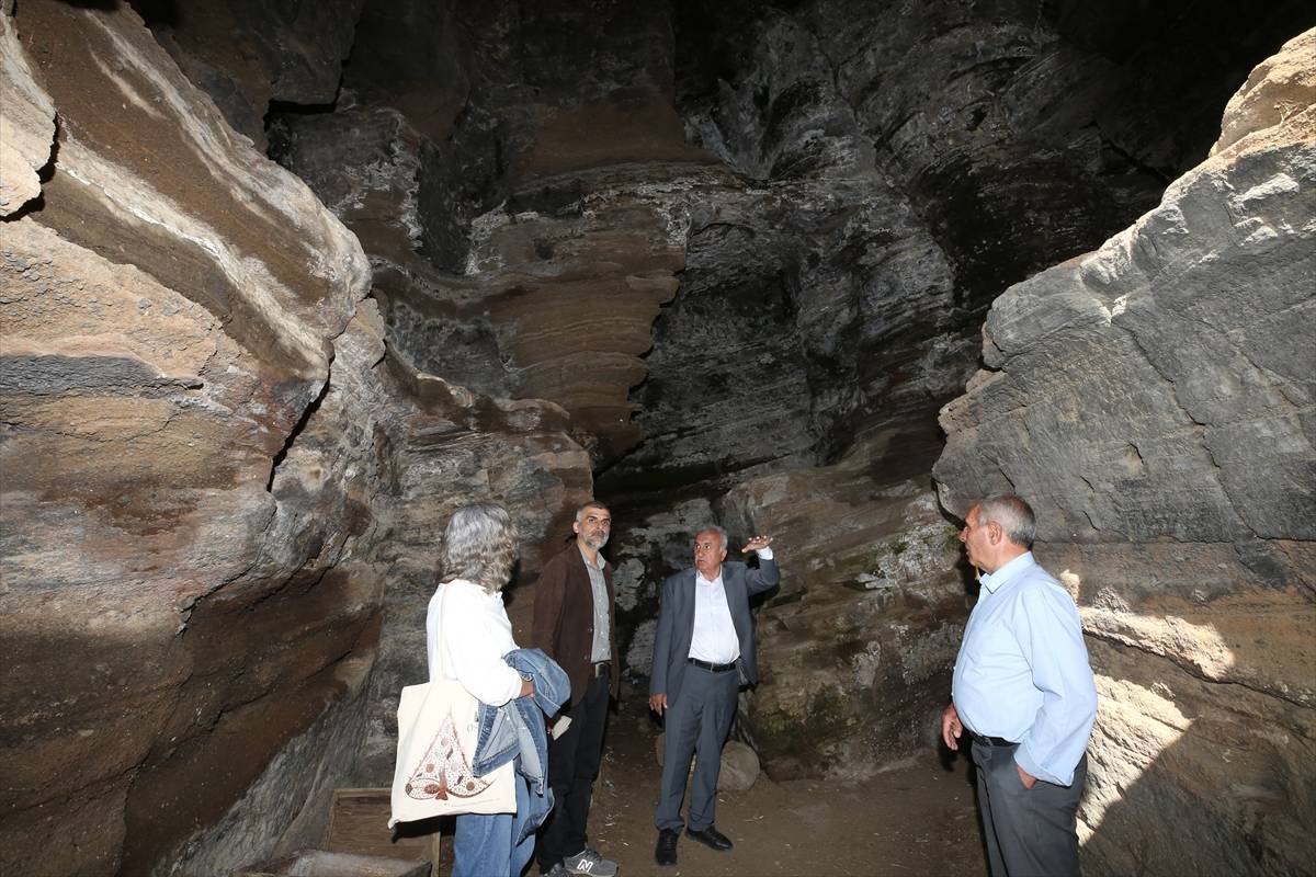 Bitlis'te kayaların içine oyulmuş bir inanç merkezi: Bapir-i Kal yoğun ilgi görüyor