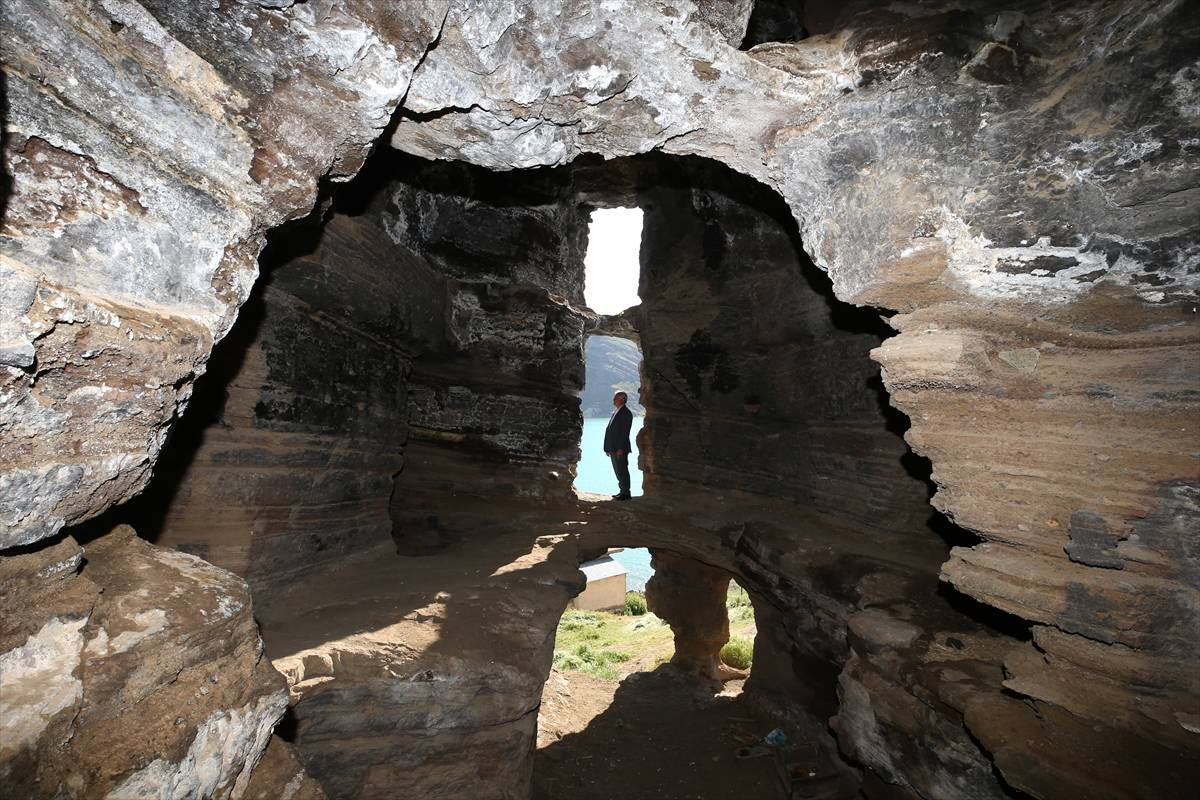 Bitlis'te kayaların içine oyulmuş bir inanç merkezi: Bapir-i Kal yoğun ilgi görüyor