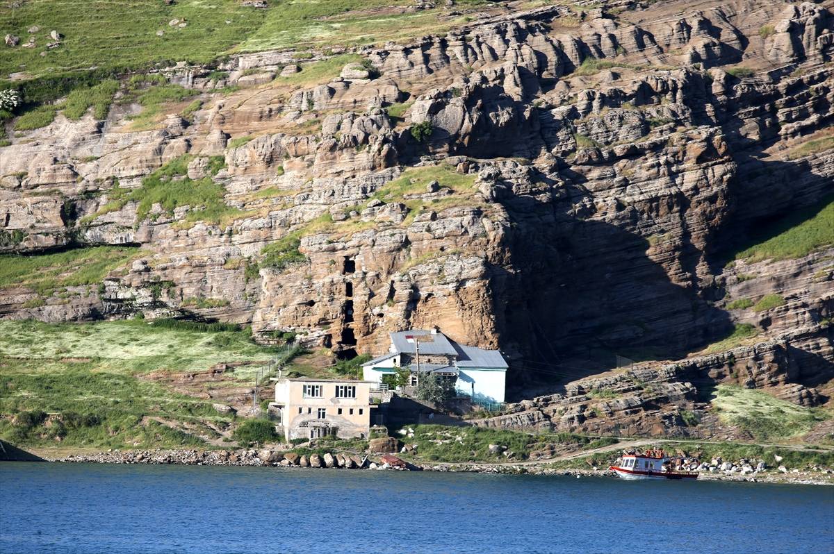 Bitlis'te kayaların içine oyulmuş bir inanç merkezi: Bapir-i Kal yoğun ilgi görüyor