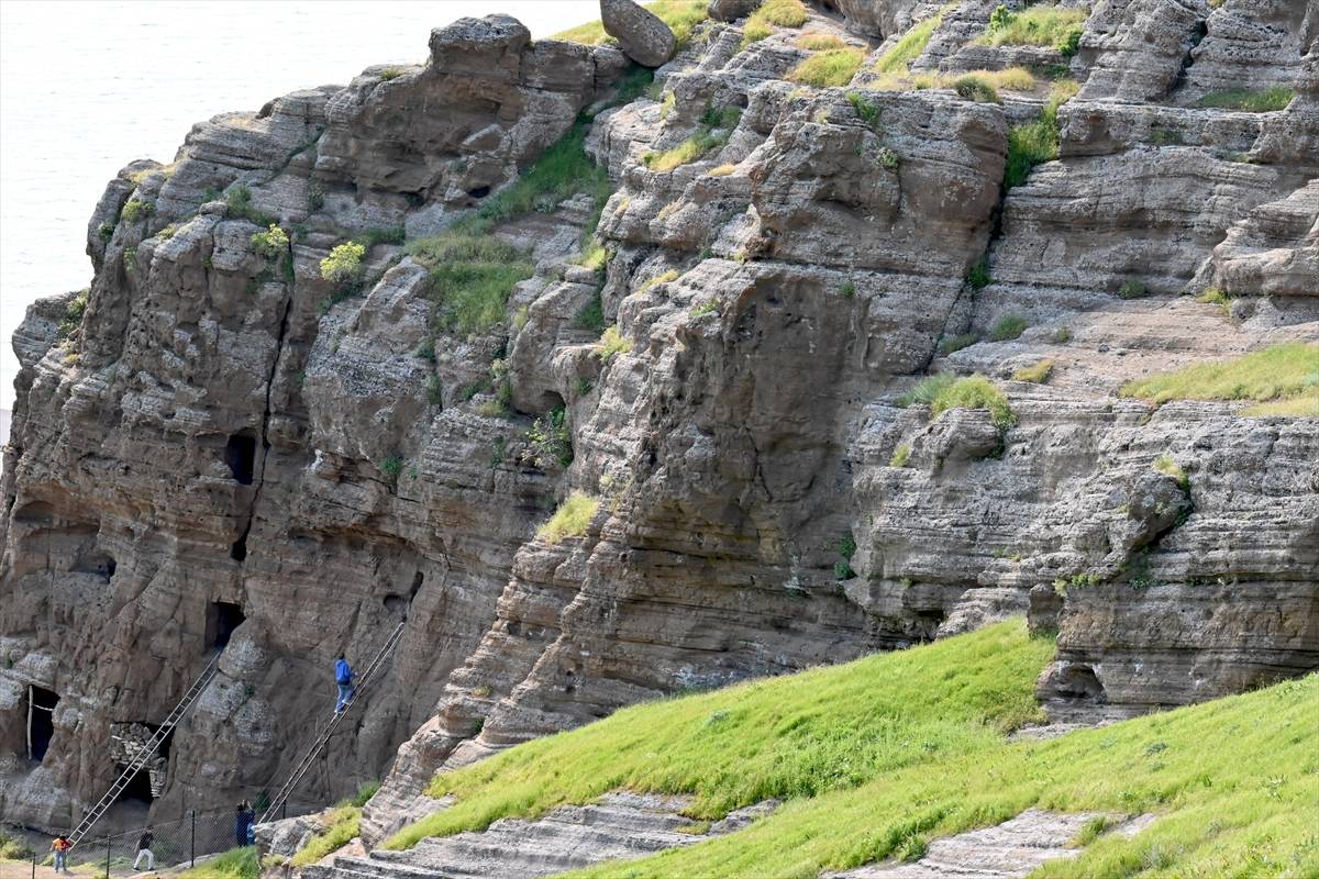 Bitlis'te kayaların içine oyulmuş bir inanç merkezi: Bapir-i Kal yoğun ilgi görüyor