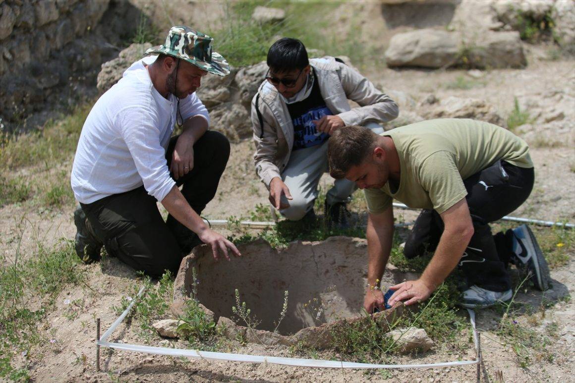 1750 yıllık keşif! Karabük'teki küp mezarda ölü hediyeleri ve iskelet bulundu