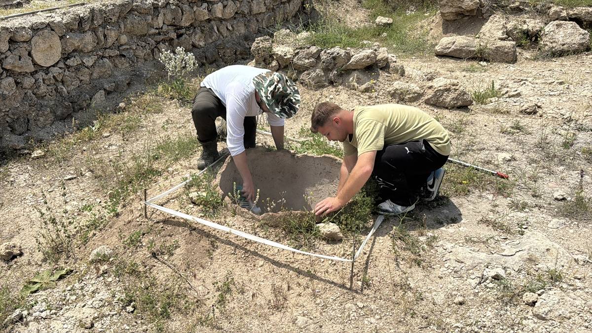 1750 yıllık keşif! Karabük'teki küp mezarda ölü hediyeleri ve iskelet bulundu