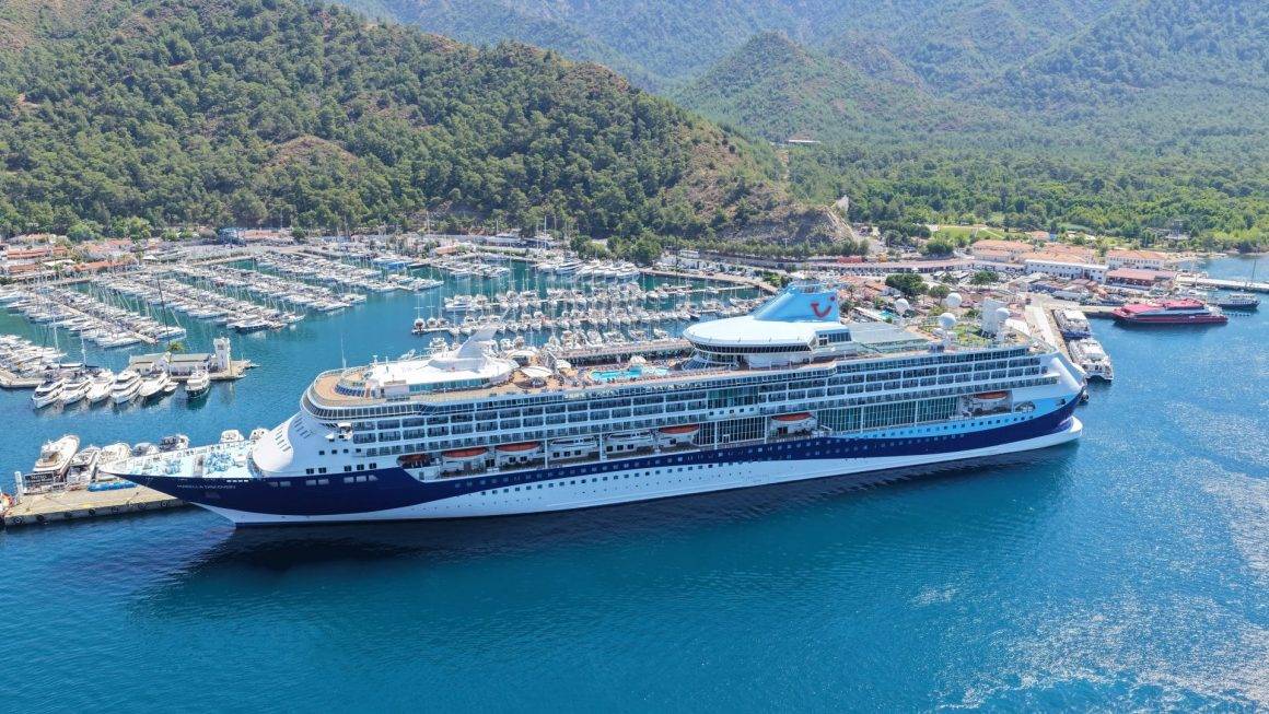 1750 turisti taşıyan dev kruvaziyer Marmaris'e yanaştı