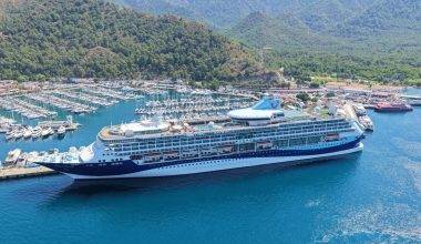 1750 turisti taşıyan dev kruvaziyer Marmaris'e yanaştı