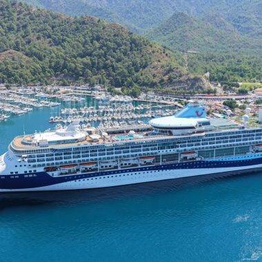 1750 turisti taşıyan dev kruvaziyer Marmaris'e yanaştı