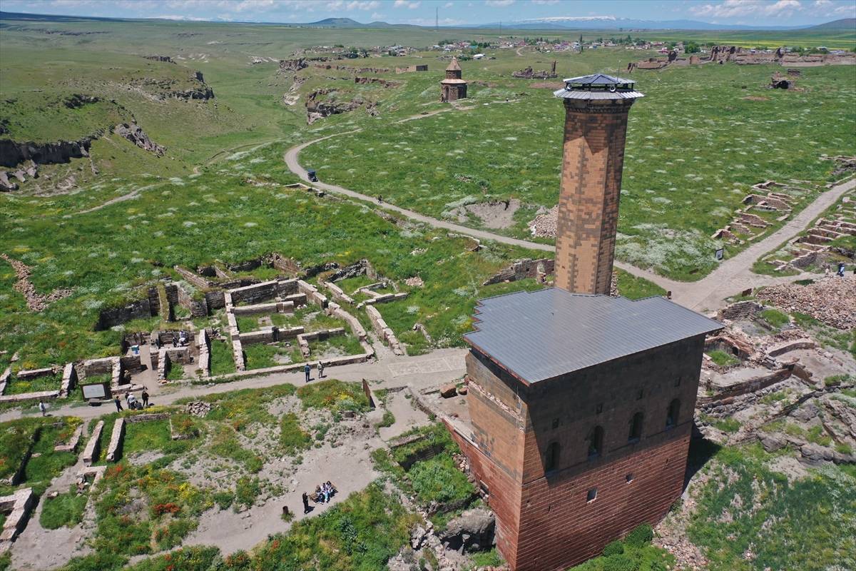 Orta Çağın en ihtişamlı şehirlerinden Ani Ören Yeri'nde kazılar 5 noktada devam ediyor