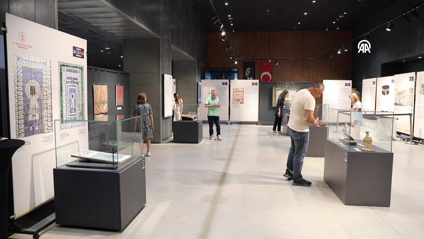 700 yıllık Kur'an-ı Kerim ve Sakal-ı Şerif'in de yer aldığı sergi Samsun'da