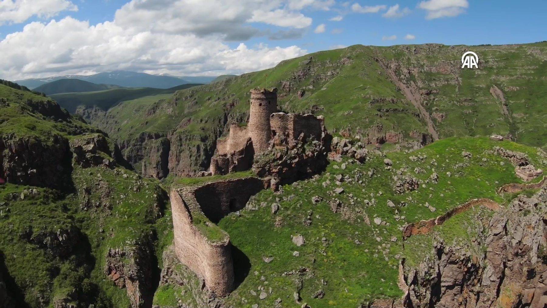 Gizli girişiyle dikkat çeken Şeytan Kalesi ve Karaçay Kanyonu ziyaretçileri bekliyor