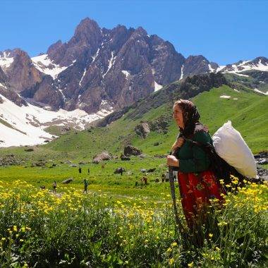 Hakkari'de aynı anda 2 mevsim! Bir yanda buzullar bir yanda bahar çiçekleri