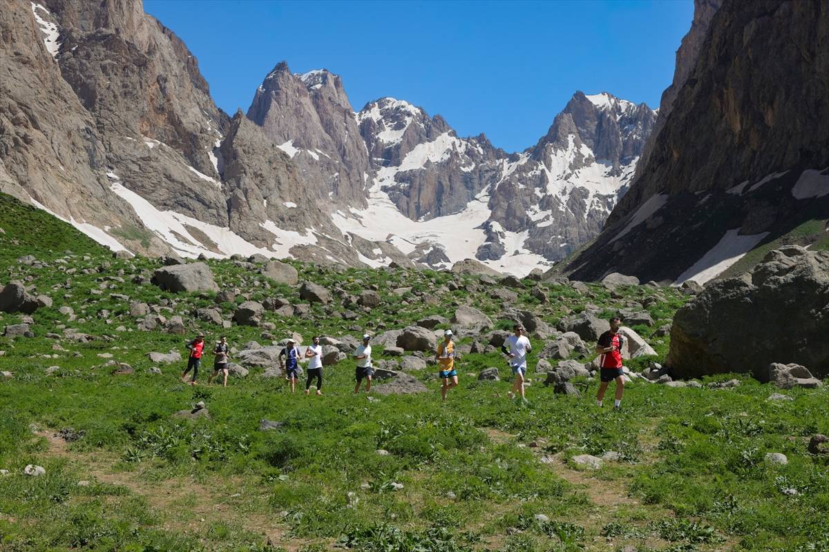 Hakkari'de aynı anda 2 mevsim! Bir yanda buzullar bir yanda bahar çiçekleri