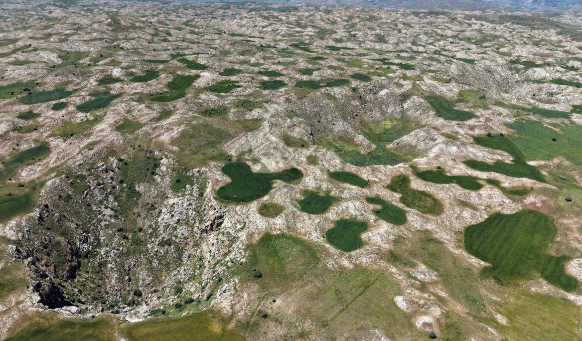 Sivas'ta doğanın ilginç yüzü: Yan yana dev obruklar ve karstik göl dikkat çekiyor
