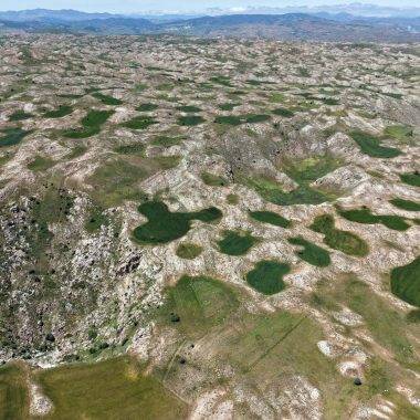 Sivas'ta doğanın ilginç yüzü: Yan yana dev obruklar ve karstik göl dikkat çekiyor