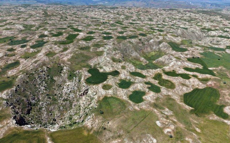 Sivas'ta doğanın ilginç yüzü: Yan yana dev obruklar ve karstik göl dikkat çekiyor