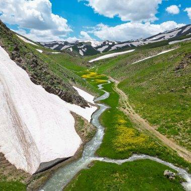 Van'da eriyen karların can kattığı yaylalar göz kamaştırdı