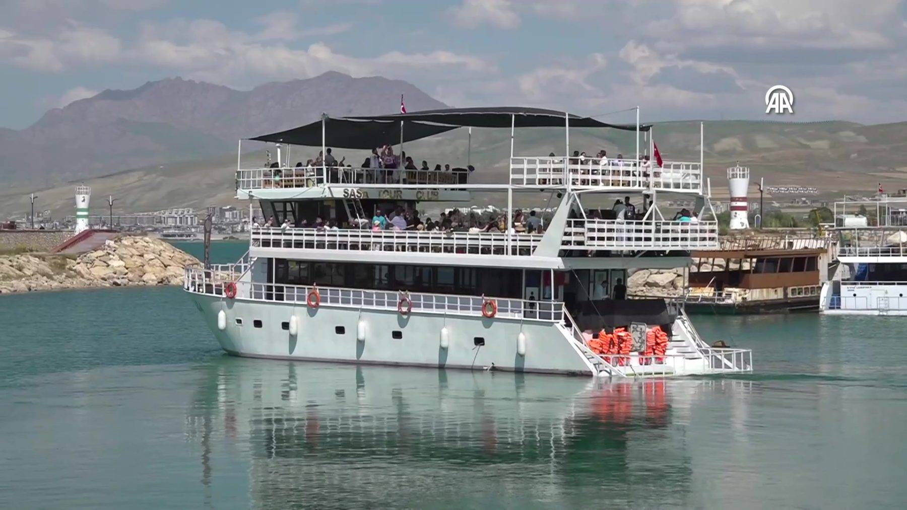 Mutabakat imzalandı, İranlı turistler Van'a akın etti