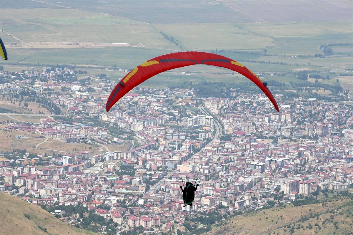 80 pilot Kurtik Dağı'ndan süzüldü! Muş'ta yamaç paraşütü yarışması nefes kesti 