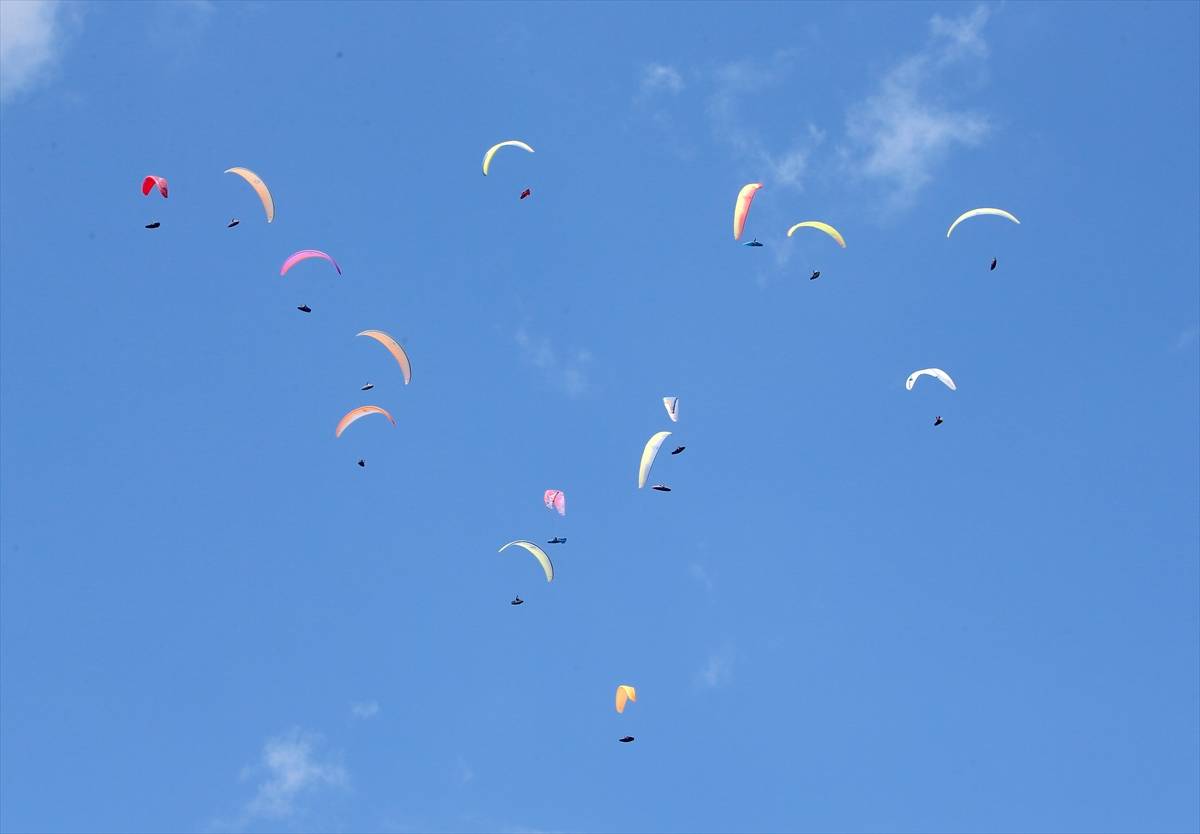 80 pilot Kurtik Dağı'ndan süzüldü! Muş'ta yamaç paraşütü yarışması nefes kesti 