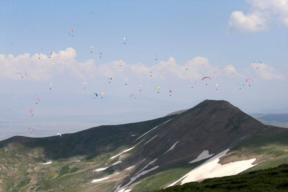 80 pilot Kurtik Dağı'ndan süzüldü! Muş'ta yamaç paraşütü yarışması nefes kesti