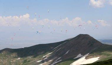 80 pilot Kurtik Dağı'ndan süzüldü! Muş'ta yamaç paraşütü yarışması nefes kesti