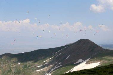 80 pilot Kurtik Dağı'ndan süzüldü! Muş'ta yamaç paraşütü yarışması nefes kesti