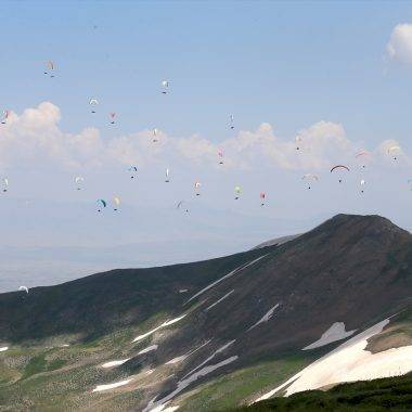 80 pilot Kurtik Dağı'ndan süzüldü! Muş'ta yamaç paraşütü yarışması nefes kesti