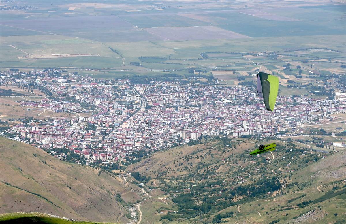 80 pilot Kurtik Dağı'ndan süzüldü! Muş'ta yamaç paraşütü yarışması nefes kesti 
