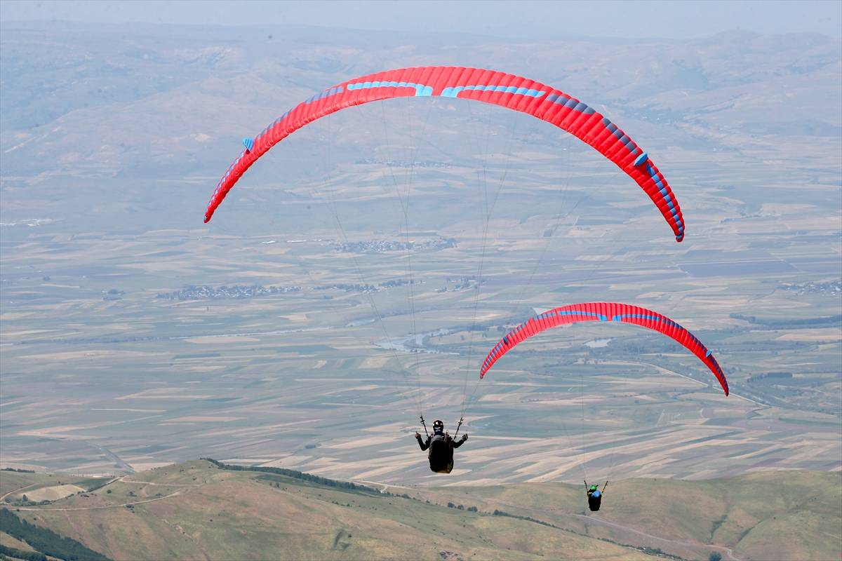 80 pilot Kurtik Dağı'ndan süzüldü! Muş'ta yamaç paraşütü yarışması nefes kesti 