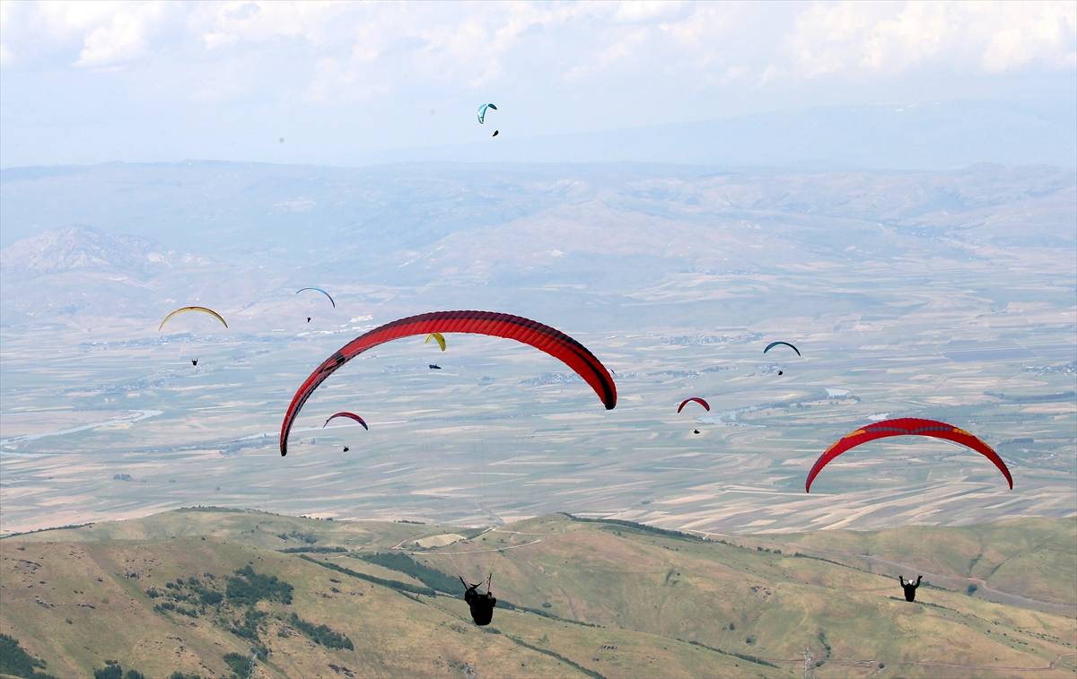 80 pilot Kurtik Dağı'ndan süzüldü! Muş'ta yamaç paraşütü yarışması nefes kesti 