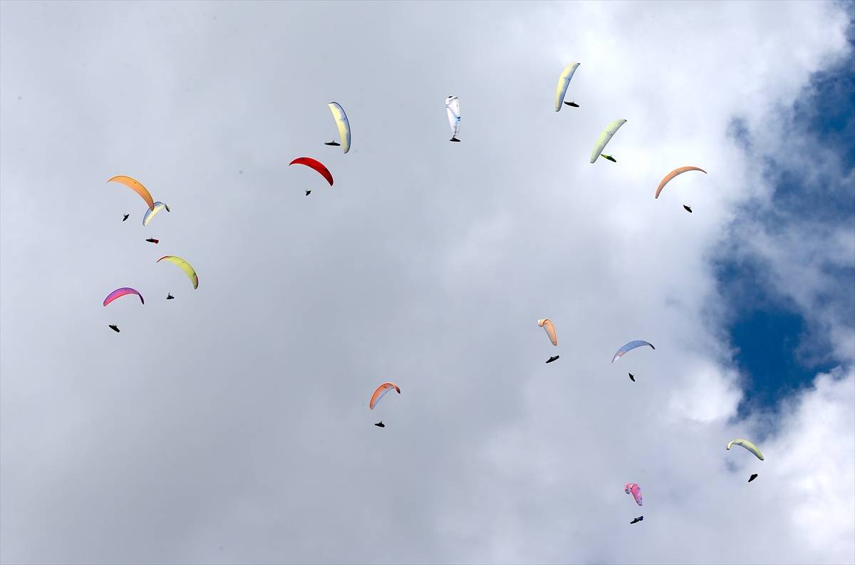 80 pilot Kurtik Dağı'ndan süzüldü! Muş'ta yamaç paraşütü yarışması nefes kesti 