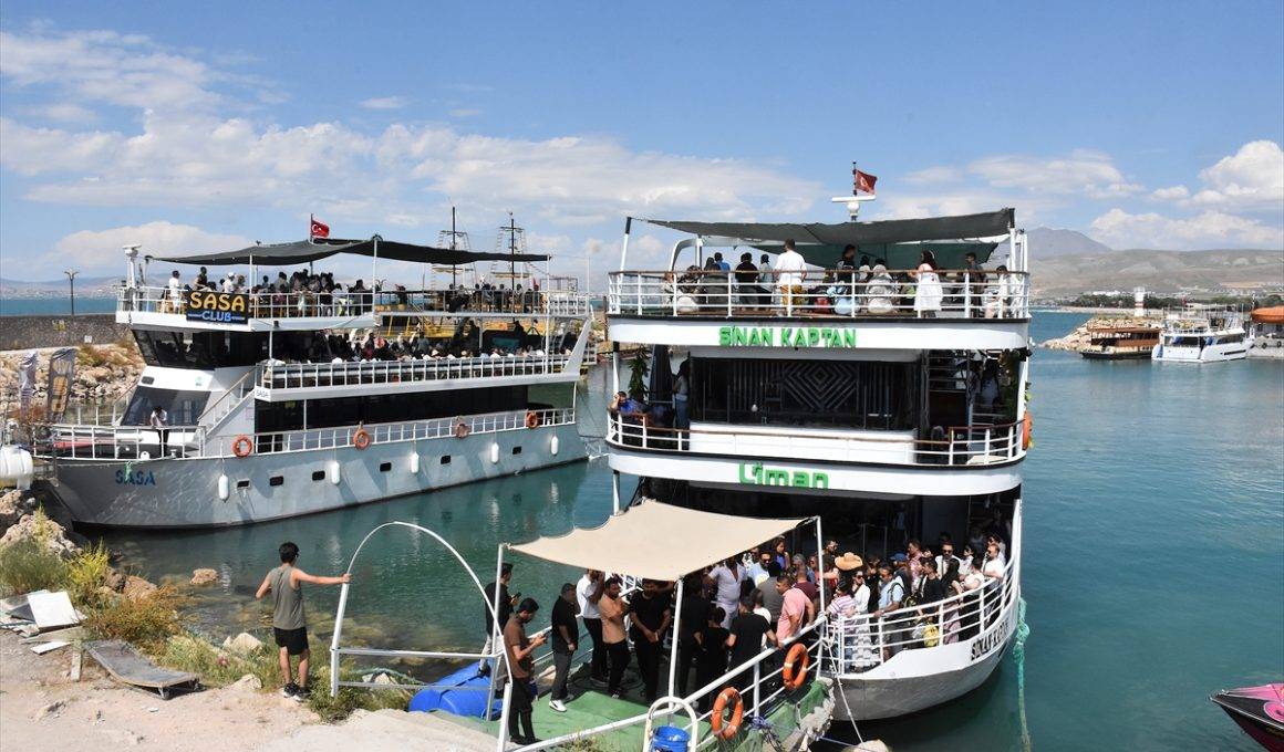 Mutabakat imzalandı, İranlı turistler Van'a akın etti