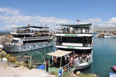 Mutabakat imzalandı, İranlı turistler Van'a akın etti