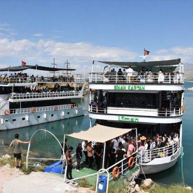 Mutabakat imzalandı, İranlı turistler Van'a akın etti