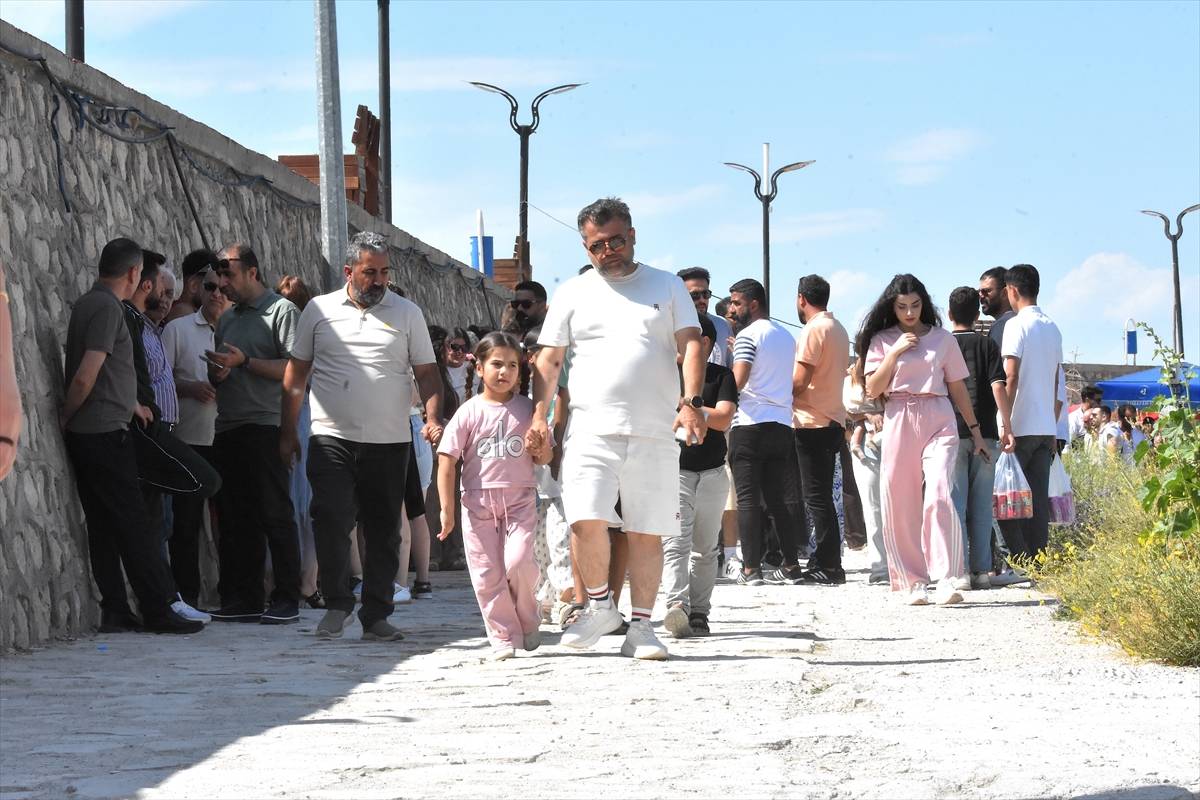 Mutabakat imzalandı, İranlı turistler Van'a akın etti