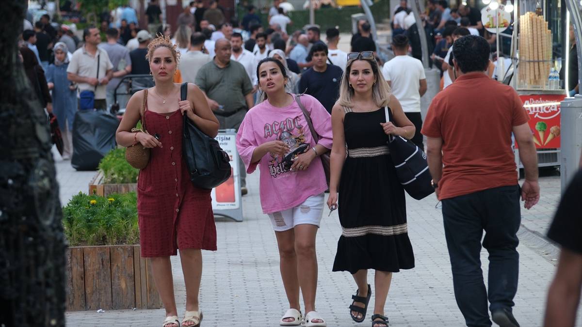 Mutabakat imzalandı, İranlı turistler Van'a akın etti