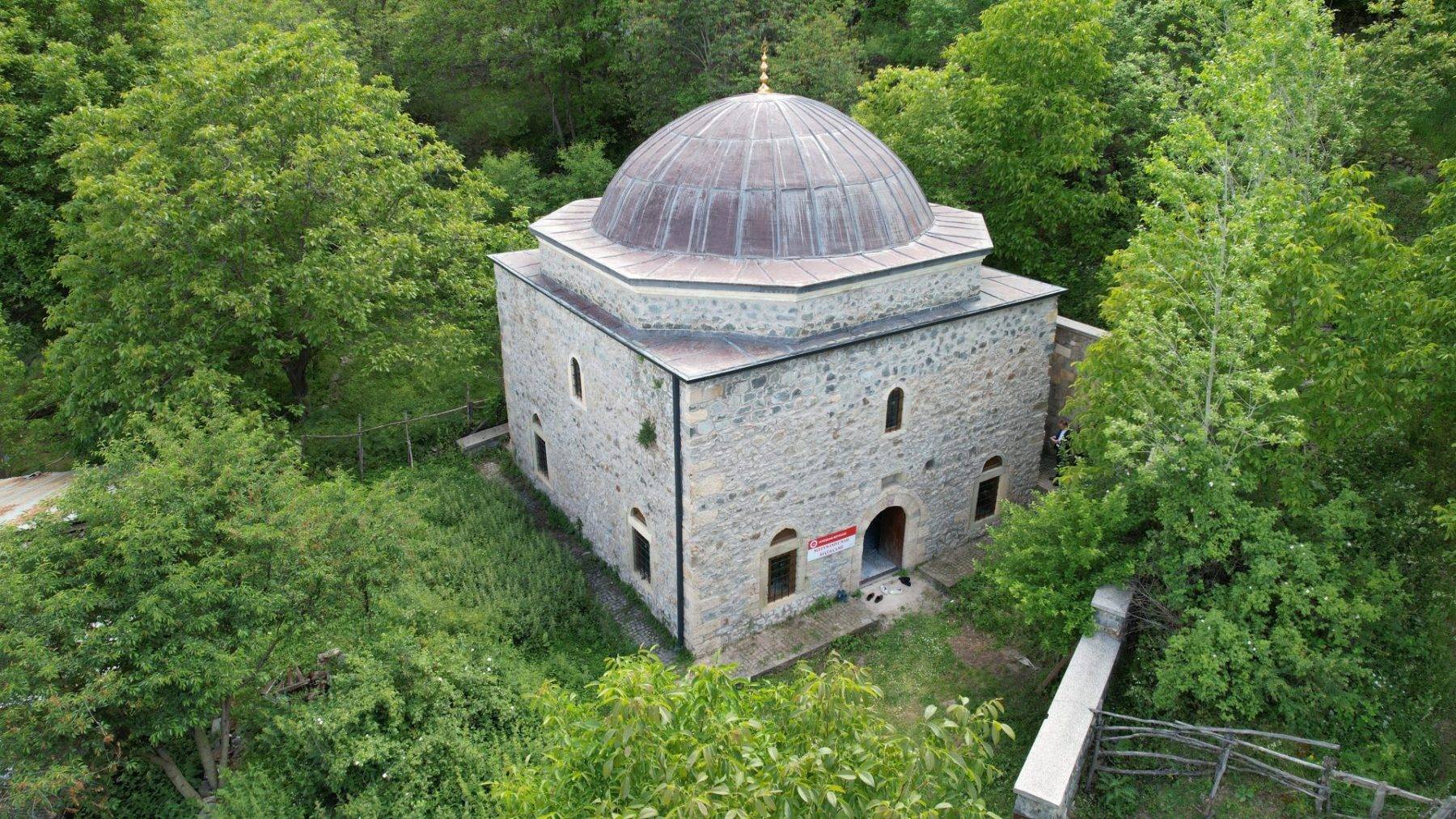 112 yıldır namaz kılınmıyordu: Bin yıllık cami cuma namazıyla ibadete açıldı