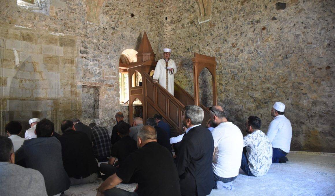 112 yıldır namaz kılınmıyordu: Bin yıllık cami cuma namazıyla ibadete açıldı