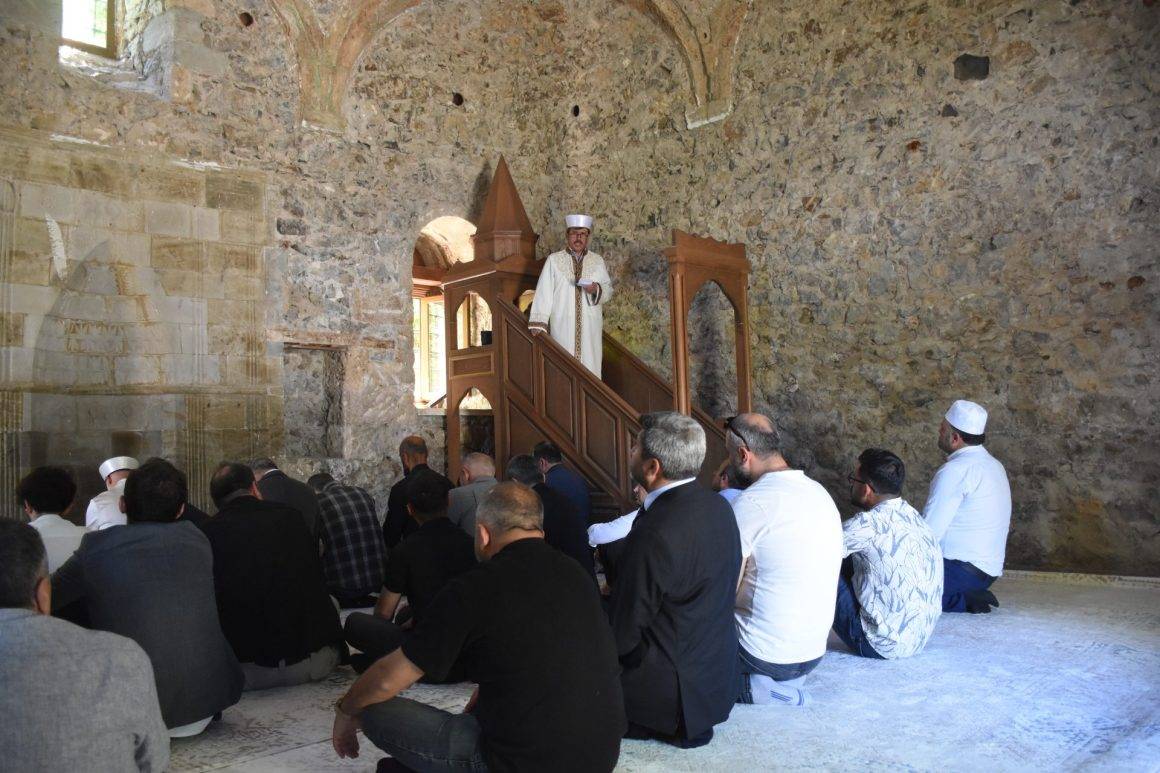 112 yıldır namaz kılınmıyordu: Bin yıllık cami cuma namazıyla ibadete açıldı