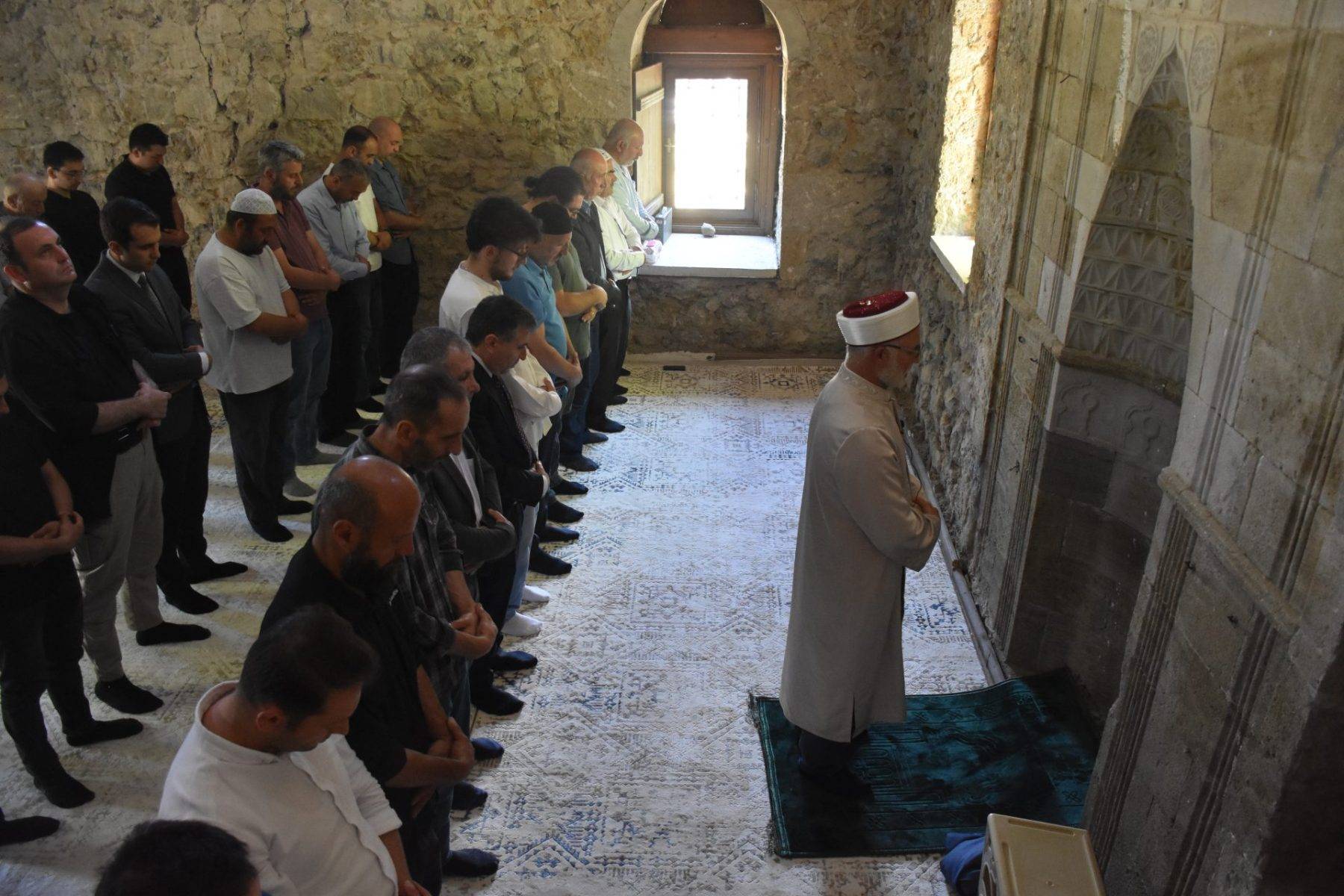 112 yıldır namaz kılınmıyordu: Bin yıllık cami cuma namazıyla ibadete açıldı