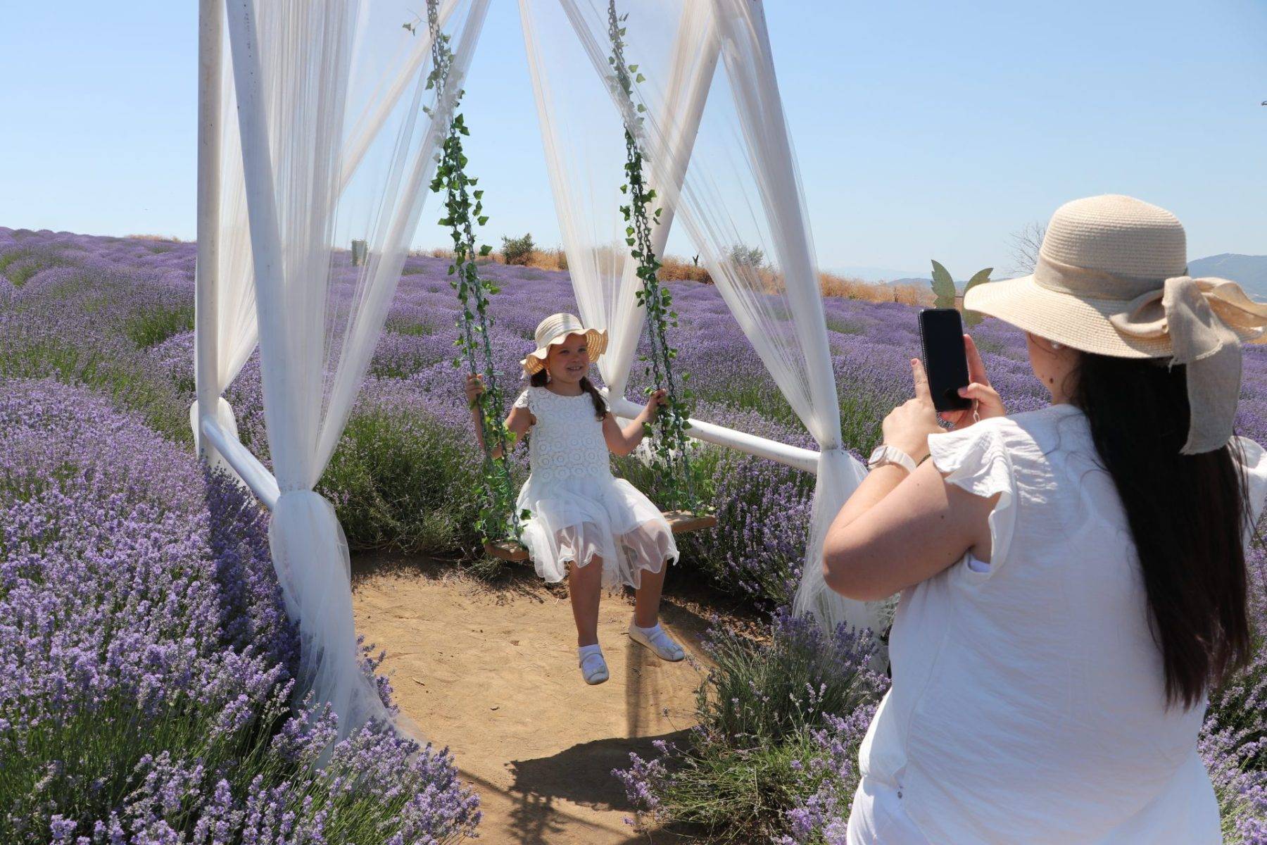 Fotoğraf çektirmek için yurt dışından geliyorlar! Tekirdağ'da lavanta tarlası hareketliliği