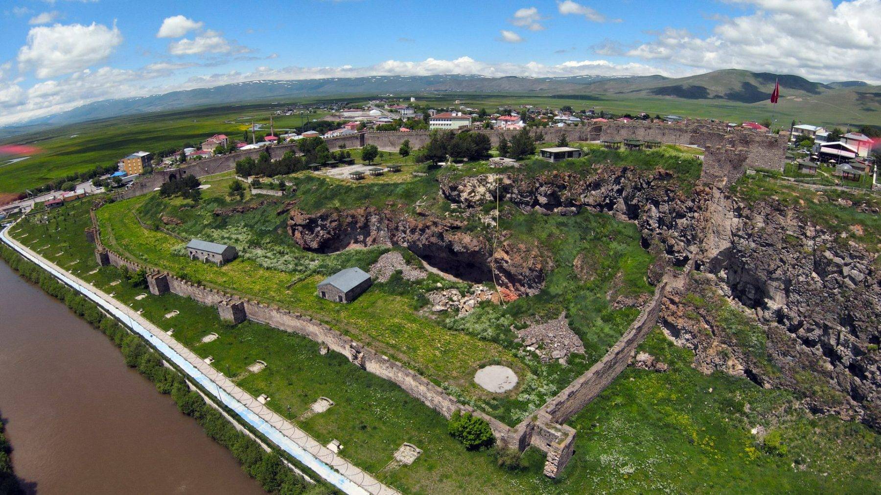 Kanuni Sultan Süleyman'ın emriyle yapılmıştı: Ardahan Kalesi'ne yoğun ilgi