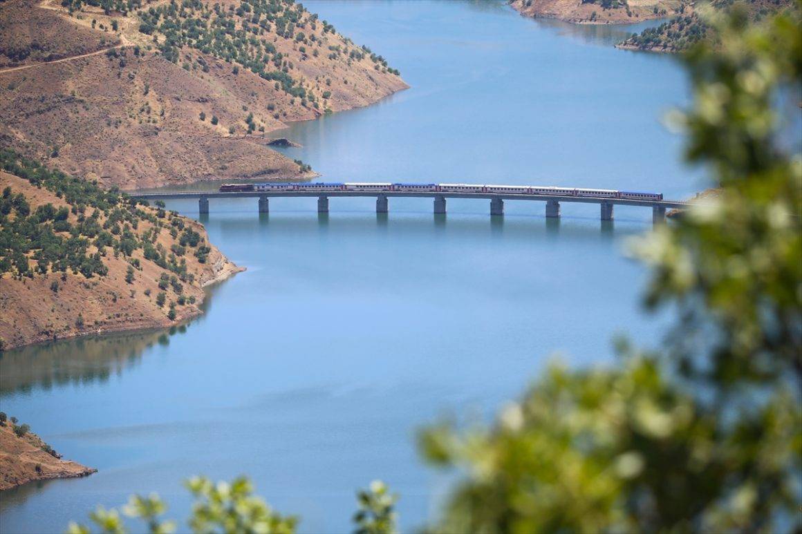 Türkiye'nin en uzun tren rotalarından! Van Gölü Ekspresi Anadolu'yu keşfetmeye çıkarıyor