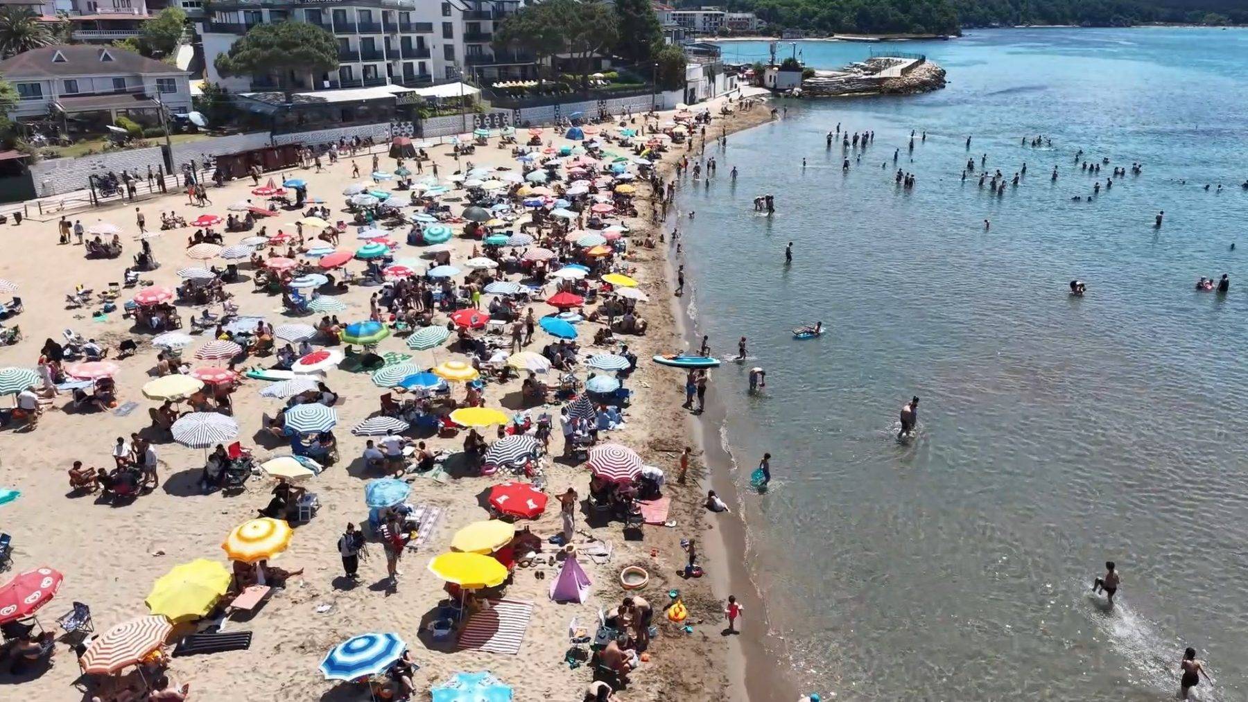Yürekleri ağızlara getirdiler! Kandıra'da plajlar doldu taştı