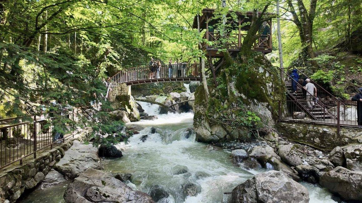 Düzce'nin cezbeden doğa güzellikleri bayramda ilgi odağı oldu