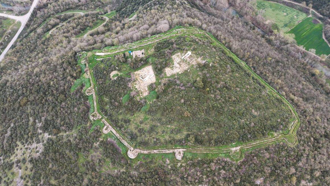 9 yıllık emek meyvesini verdi, tarihi kalenin surları ortaya çıktı