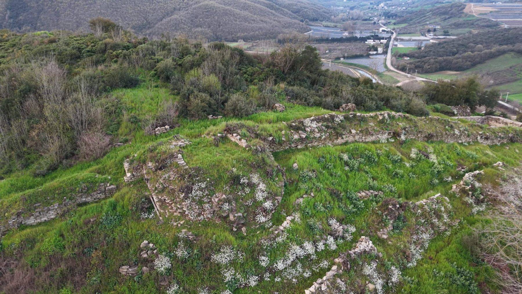 9 yıllık emek meyvesini verdi, tarihi kalenin surları ortaya çıktı