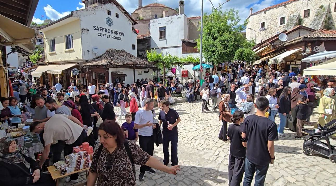 Safranbolu'da sezonun en hareketli günleri: Yoğunluk bayramda katlandı 