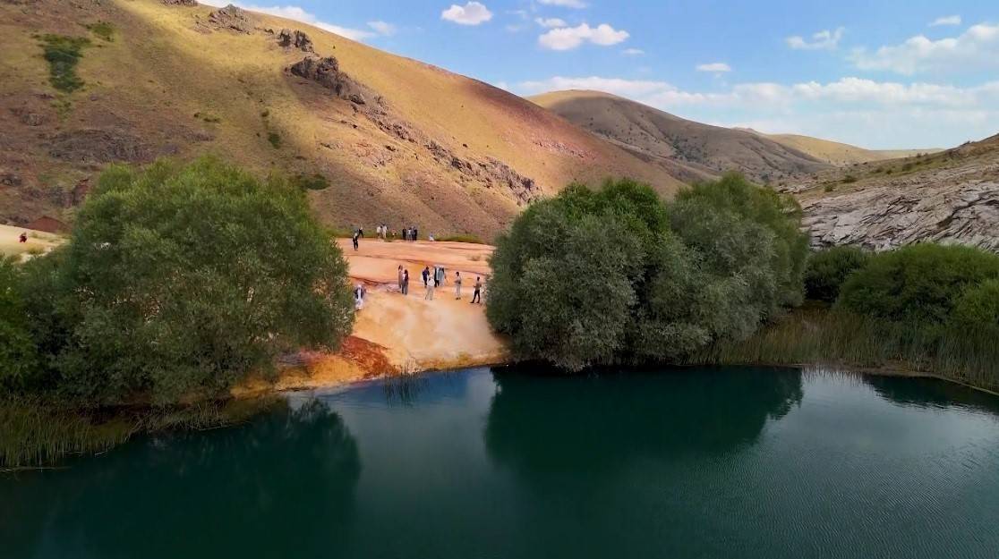 Dünyada eşine zor rastlanıyor! Maden suyu ile oluşan harika: Otlukbeli Gölü
